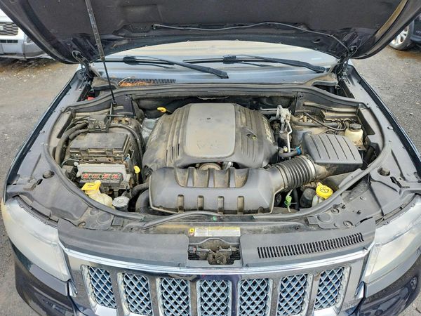 2012 JEEP GRAND CHER Overland — Engine bay