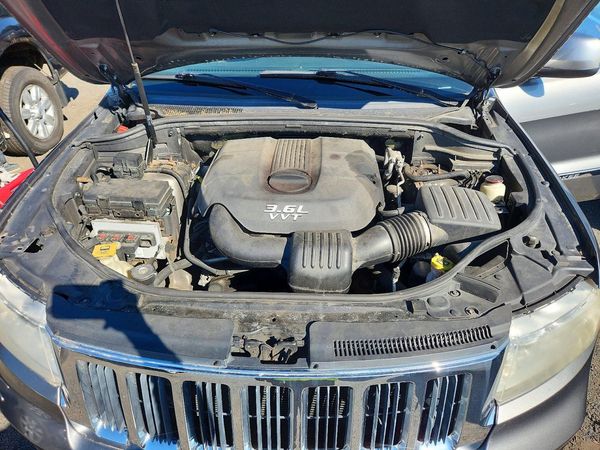 2012 JEEP CHEROKEE Laredo — Engine bay