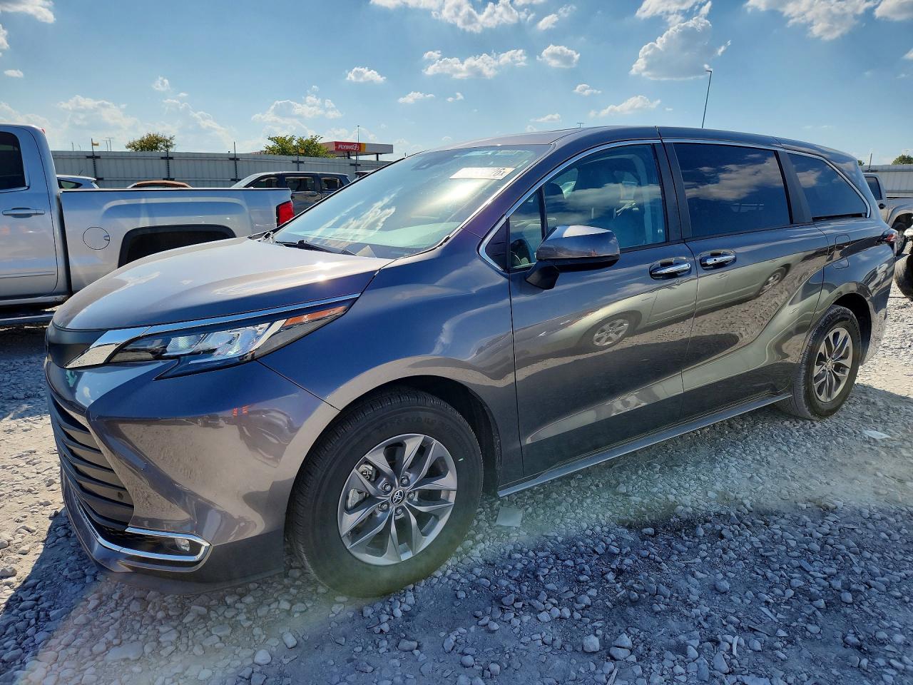 2023 TOYOTA SIENNA XLE — Front 3/4