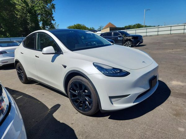 2023 TESLA MODEL Y — Passenger 3/4