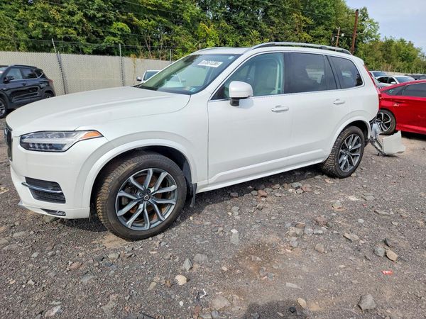 2019 VOLVO XC90 Momentum — Front 3/4