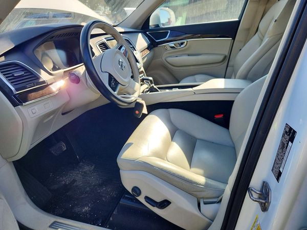 2019 VOLVO XC90 Momentum — DENT