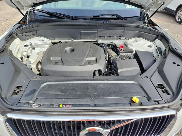 2019 VOLVO XC90 Momentum — Engine bay