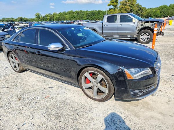 2013 AUDI S8