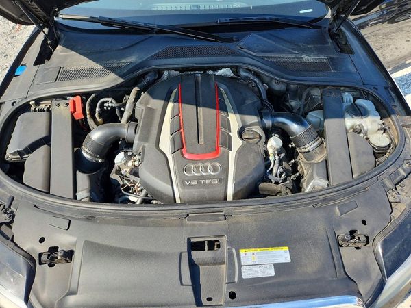 2013 AUDI S8