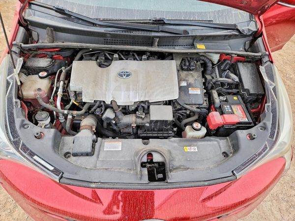 2017 TOYOTA PRIUS — Engine bay