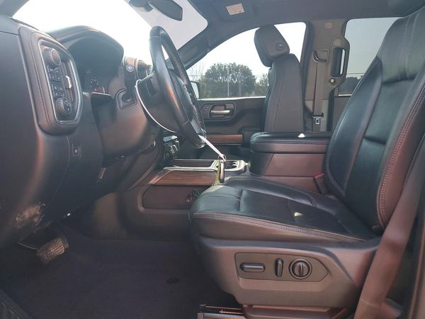 2019 CHEVROLET SILVERADO High Country — DENT