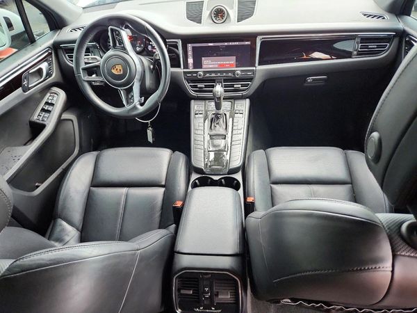 2020 PORSCHE MACAN
