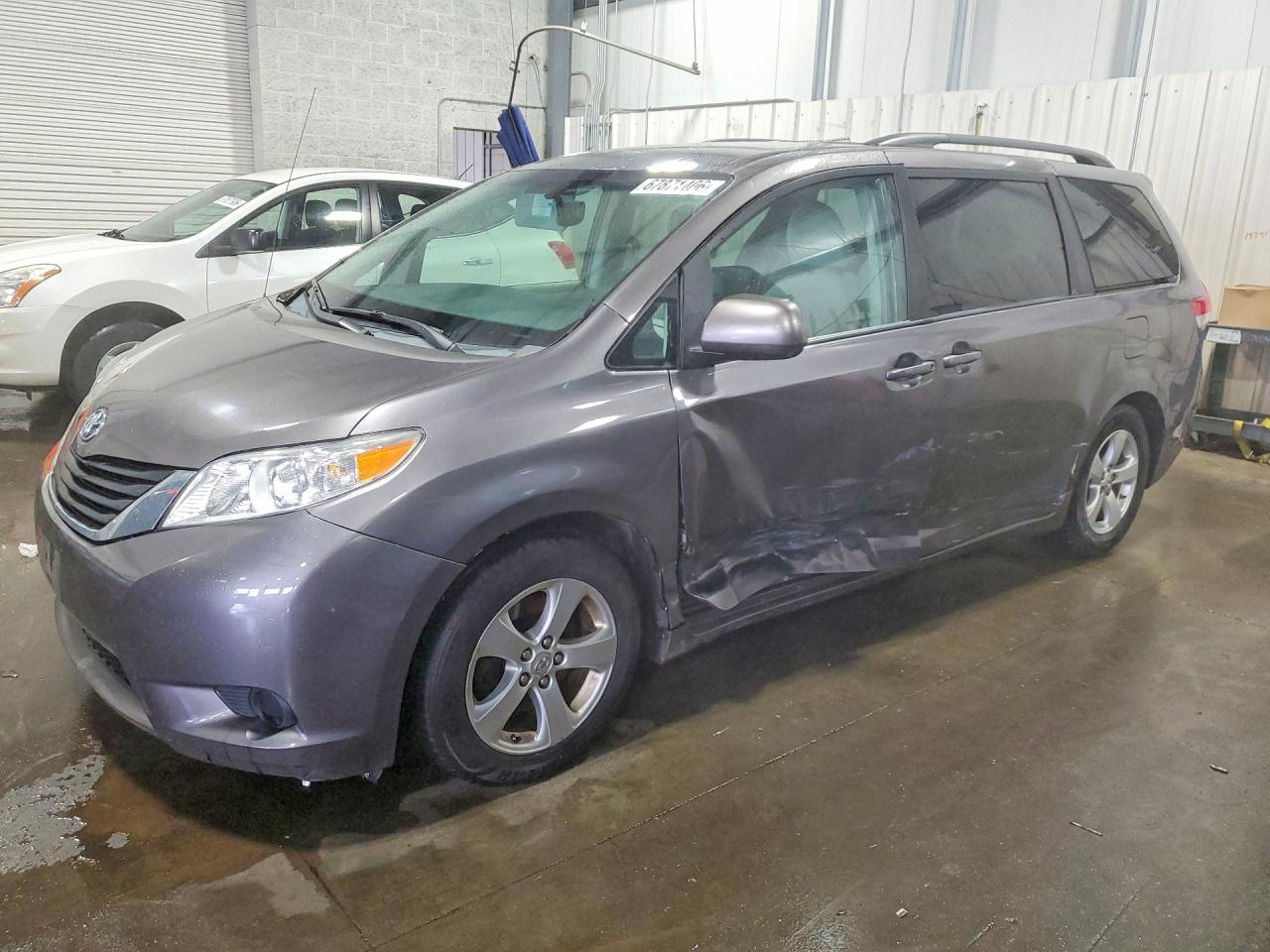 2013 TOYOTA SIENNA