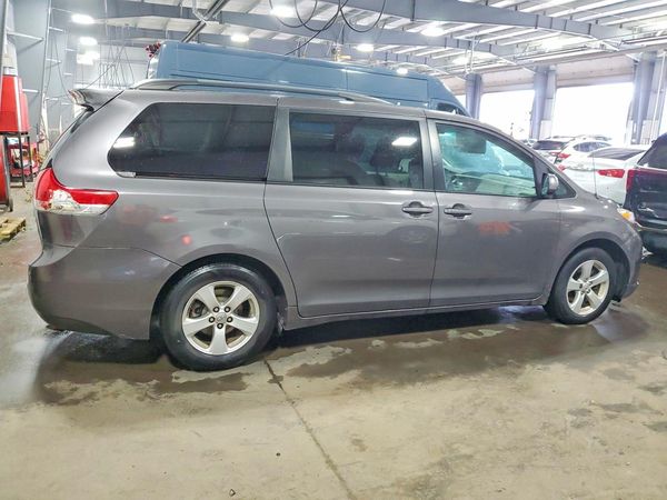 2013 TOYOTA SIENNA