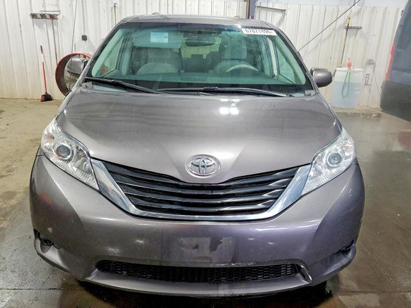 2013 TOYOTA SIENNA