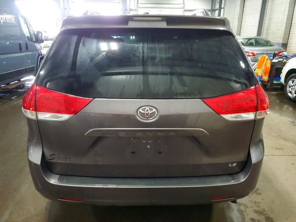 2013 TOYOTA SIENNA