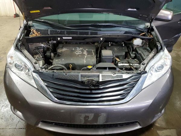 2013 TOYOTA SIENNA
