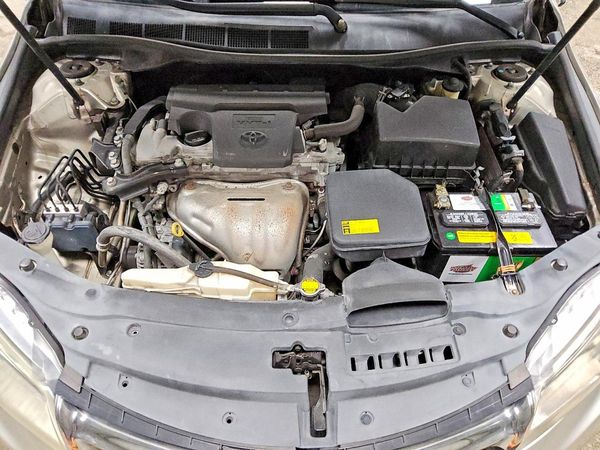 2015 TOYOTA CAMRY — Engine bay