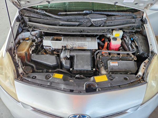 2013 TOYOTA PRIUS — Engine bay