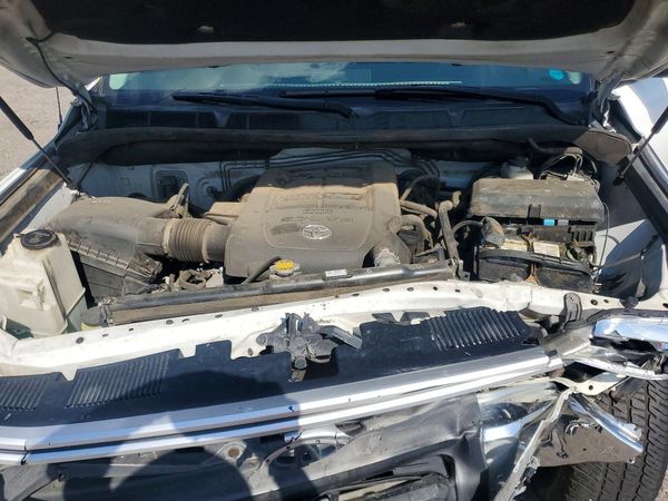 2016 TOYOTA TUNDRA Limited — Engine bay