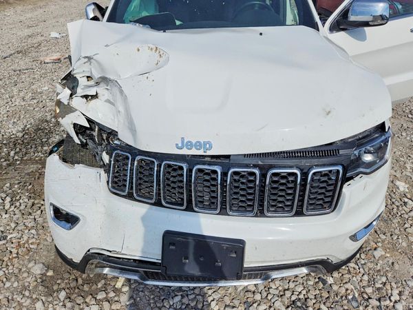 2020 JEEP CHEROKEE Limited — Engine bay