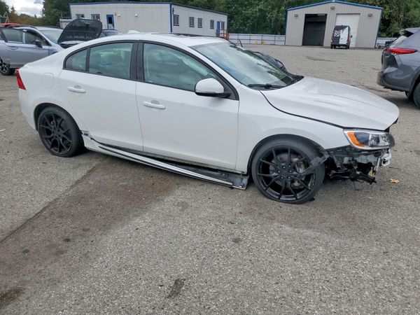2017 VOLVO S60 Dynamic — Passenger 3/4
