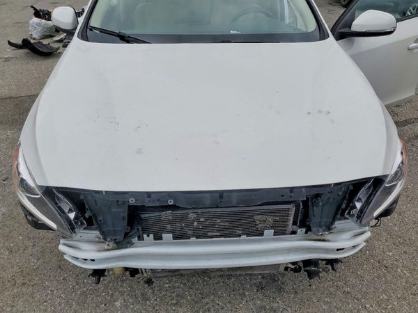 2017 VOLVO S60 Dynamic — Engine bay