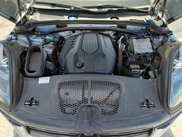 2024 PORSCHE MACAN
