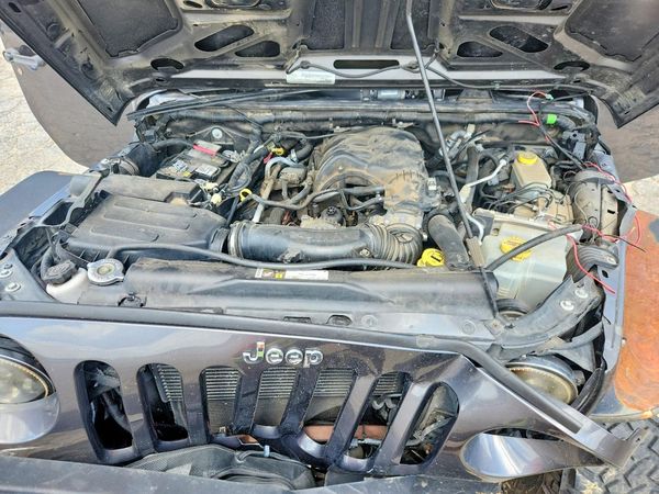 2016 JEEP WRANGLER Rubicon — Engine bay