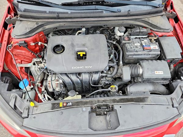 2018 HYUNDAI ELANTRA — Engine bay
