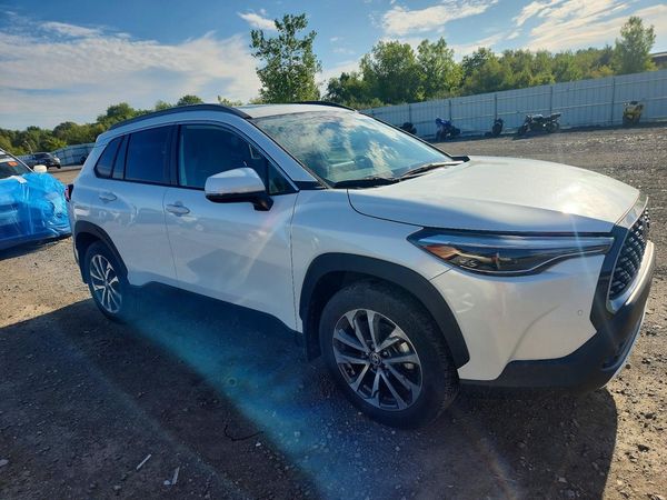 2023 TOYOTA COROLLA CROSS XLE — Passenger 3/4