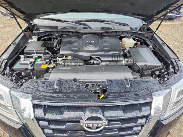 2021 NISSAN ARMADA SL — Engine bay