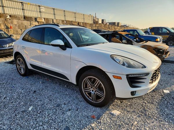2015 PORSCHE MACAN — Passenger 3/4