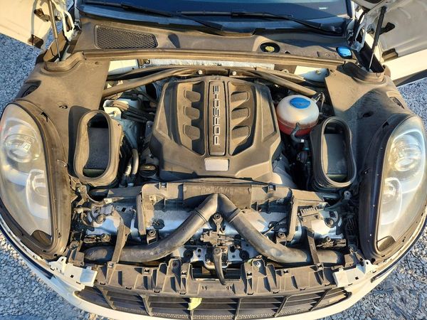 2015 PORSCHE MACAN — Engine bay