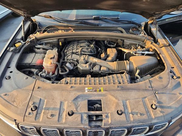 2021 JEEP GRAND CHEROKEE — Engine bay