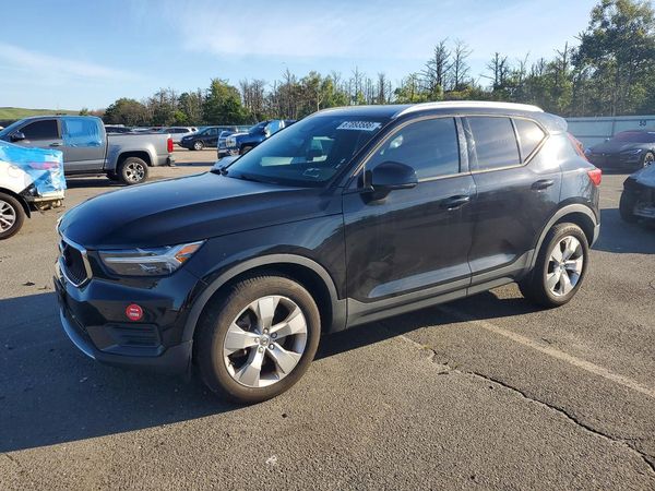 2019 VOLVO XC40 Momentum
