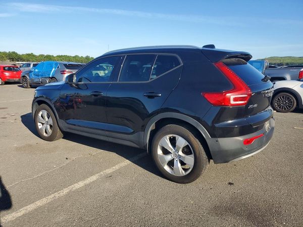 2019 VOLVO XC40 Momentum