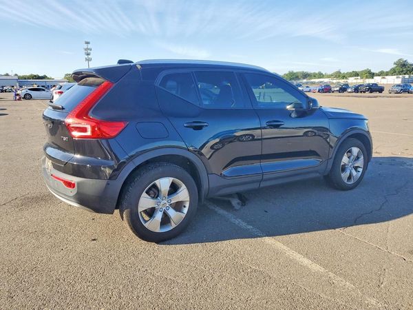 2019 VOLVO XC40 Momentum