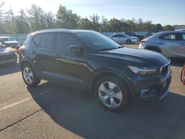 2019 VOLVO XC40 Momentum