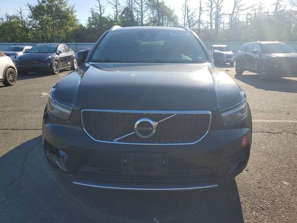 2019 VOLVO XC40 Momentum