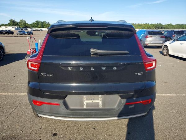 2019 VOLVO XC40 Momentum