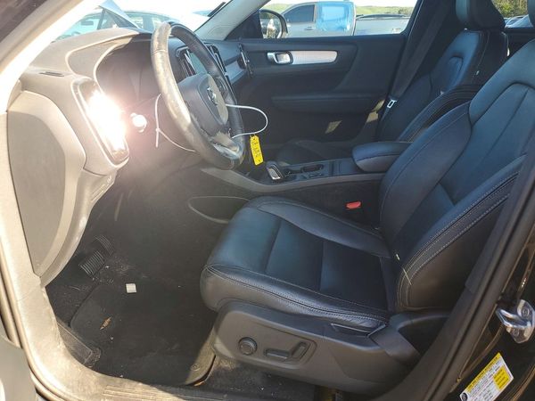2019 VOLVO XC40 Momentum