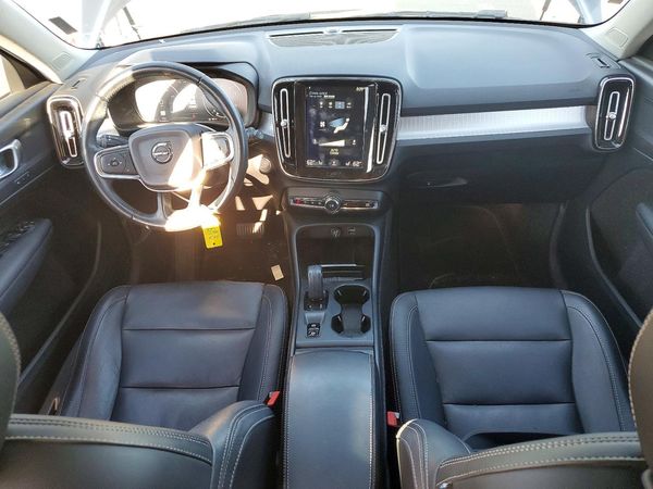 2019 VOLVO XC40 Momentum