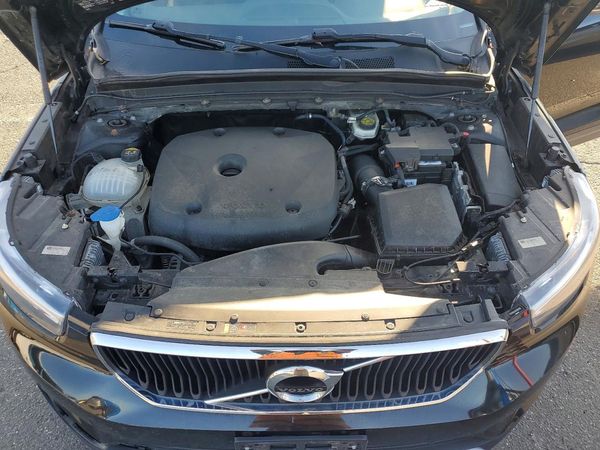 2019 VOLVO XC40 Momentum