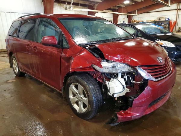 2017 TOYOTA SIENNA LE Mobility/LE — Passenger 3/4