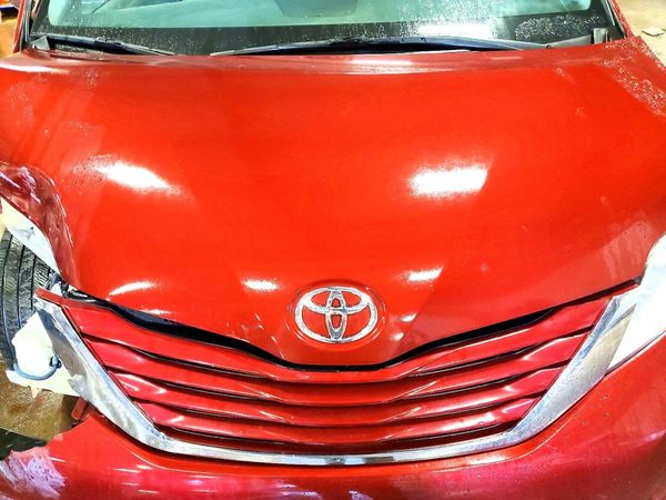 2017 TOYOTA SIENNA LE Mobility/LE — Engine bay