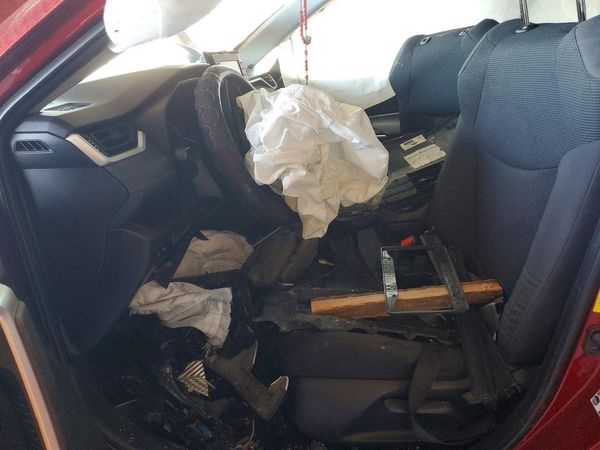2019 TOYOTA RAV4 LE — DENT