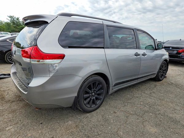 2012 TOYOTA SIENNA