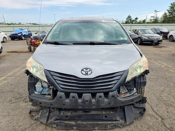 2012 TOYOTA SIENNA