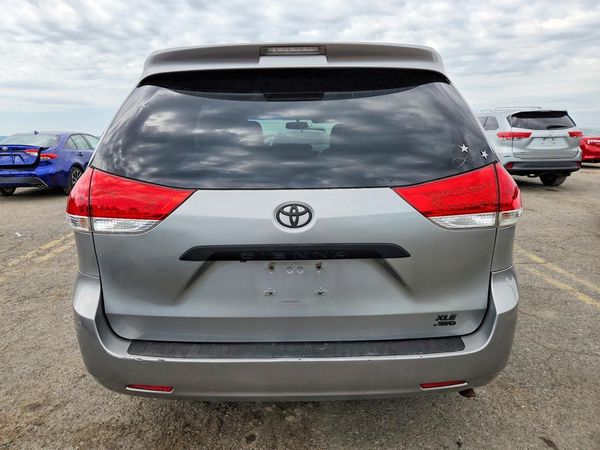 2012 TOYOTA SIENNA