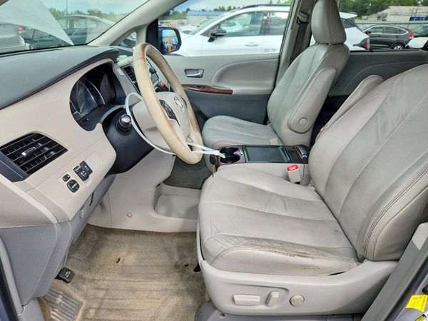 2012 TOYOTA SIENNA