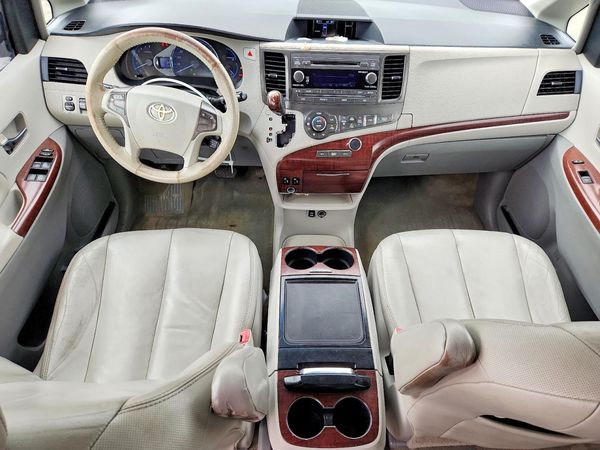 2012 TOYOTA SIENNA