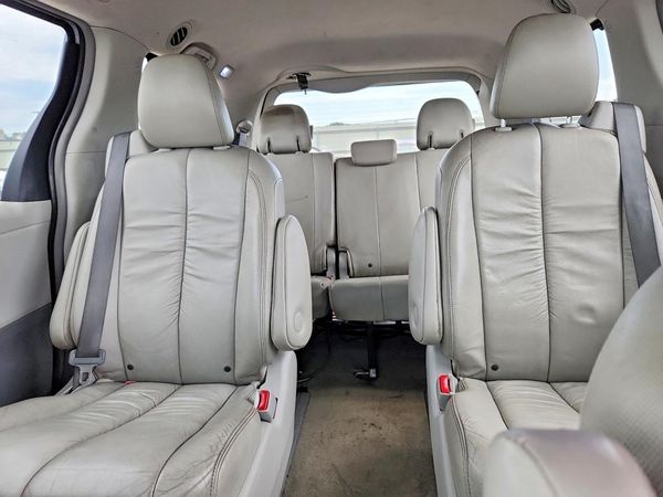 2012 TOYOTA SIENNA