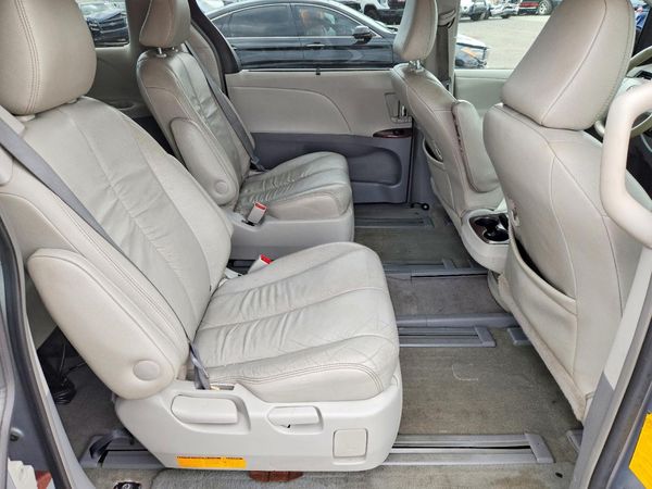 2012 TOYOTA SIENNA